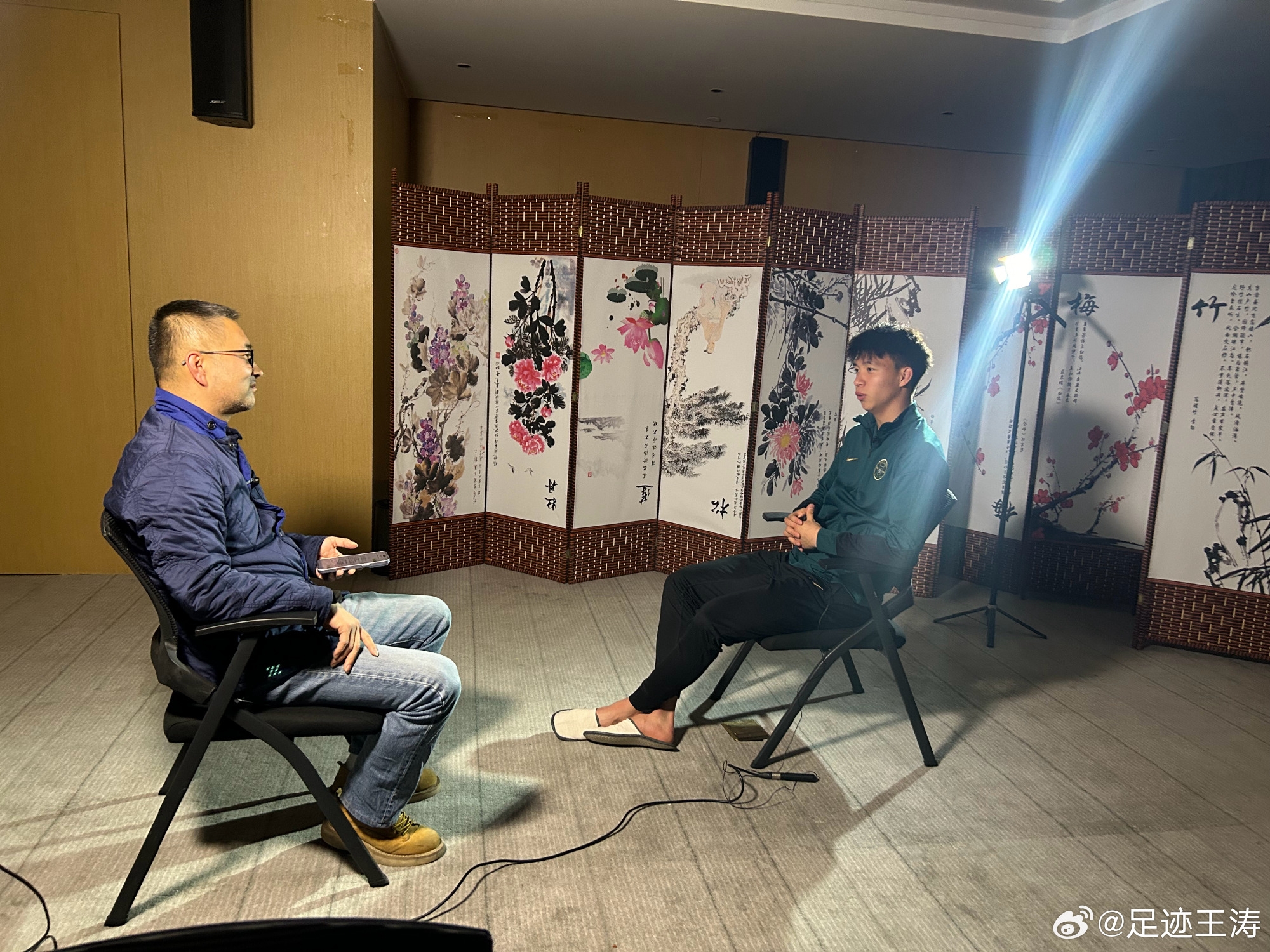 記者：王鈺棟視韋世豪為偶像&想加他微信，現(xiàn)進了國足不知加到沒