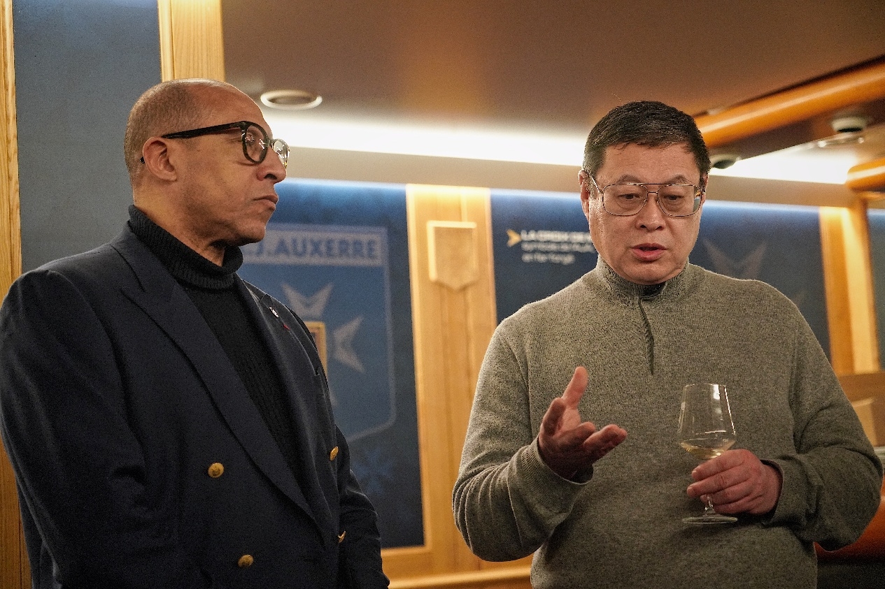 法國(guó)足協(xié)主席迪亞洛做客歐塞爾，并與董事會(huì)主席周云杰會(huì)晤