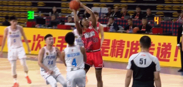 秀翻車了！道格拉斯面對(duì)空籃選擇拉桿結(jié)果上丟 自己也懊惱不已