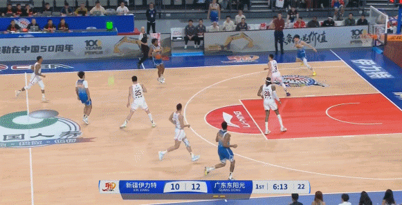 就是這么快！黑根斯三分再中！新疆回敬11-2攻擊波反超廣東！