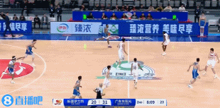 防守意識(shí)可以！徐昕追防大帽桑韋爾 但后者二次進(jìn)攻射進(jìn)三分