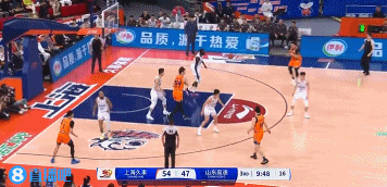 終于開了！布萊德索加長(zhǎng)三分出手命中！上海第三節(jié)9-0打停山東！