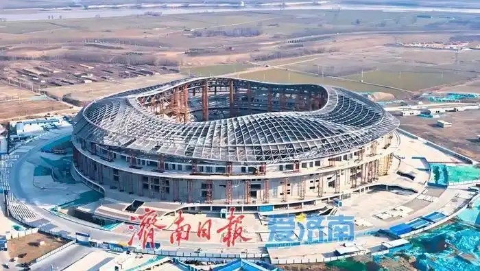 魯媒：戴上1.6萬(wàn)噸“鋼鐵巨冠”，黃河體育中心球場(chǎng)完成屋蓋施工