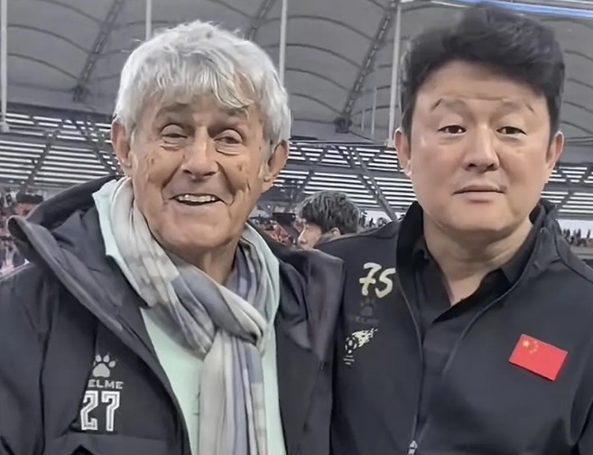 有點(diǎn)像？米盧差點(diǎn)將青島籍演員張磊誤認(rèn)為是孫繼海