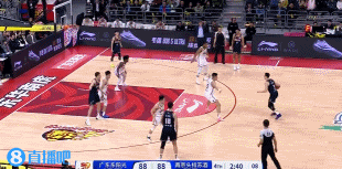 就是硬！胡明軒強(qiáng)攻不中 任駿飛點(diǎn)搶前場籃板&隨后強(qiáng)硬勾手命中！