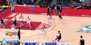 還沒結(jié)束！廣東搶到進(jìn)攻籃板 胡明軒遠(yuǎn)距離三分命中&分差2分