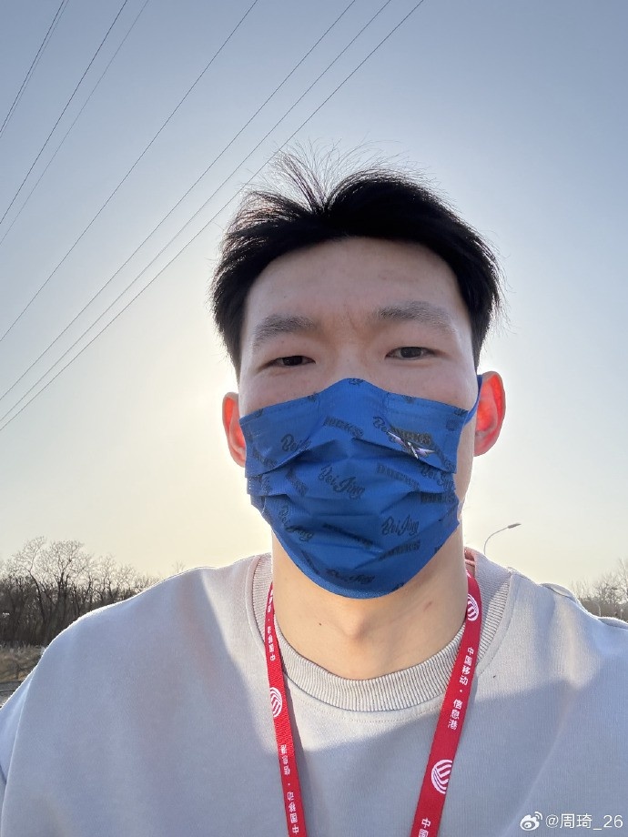 悠閑！周琦騎京牌電動(dòng)車出行：太陽出來了 開京牌兜兜風(fēng)！