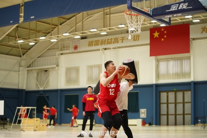 中國籃球之隊(duì)官博：大塊頭 大能量 祝李炎哲25歲生日快樂！
