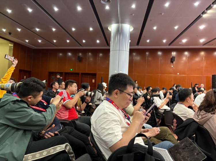 萬(wàn)眾矚目！記者擠滿國(guó)足賽前新聞發(fā)布廳，賽場(chǎng)記者預(yù)計(jì)超300人