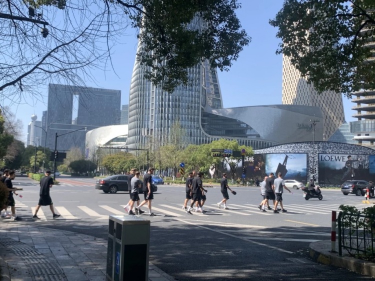 心態(tài)放松，有網(wǎng)友拍到澳大利亞隊早上在萬象城citywalk