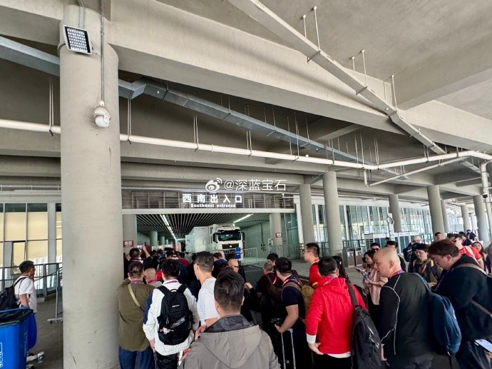 盛況空前！記者曬照：距離中澳之戰(zhàn)還有三小時(shí)，現(xiàn)場(chǎng)記者已超百名