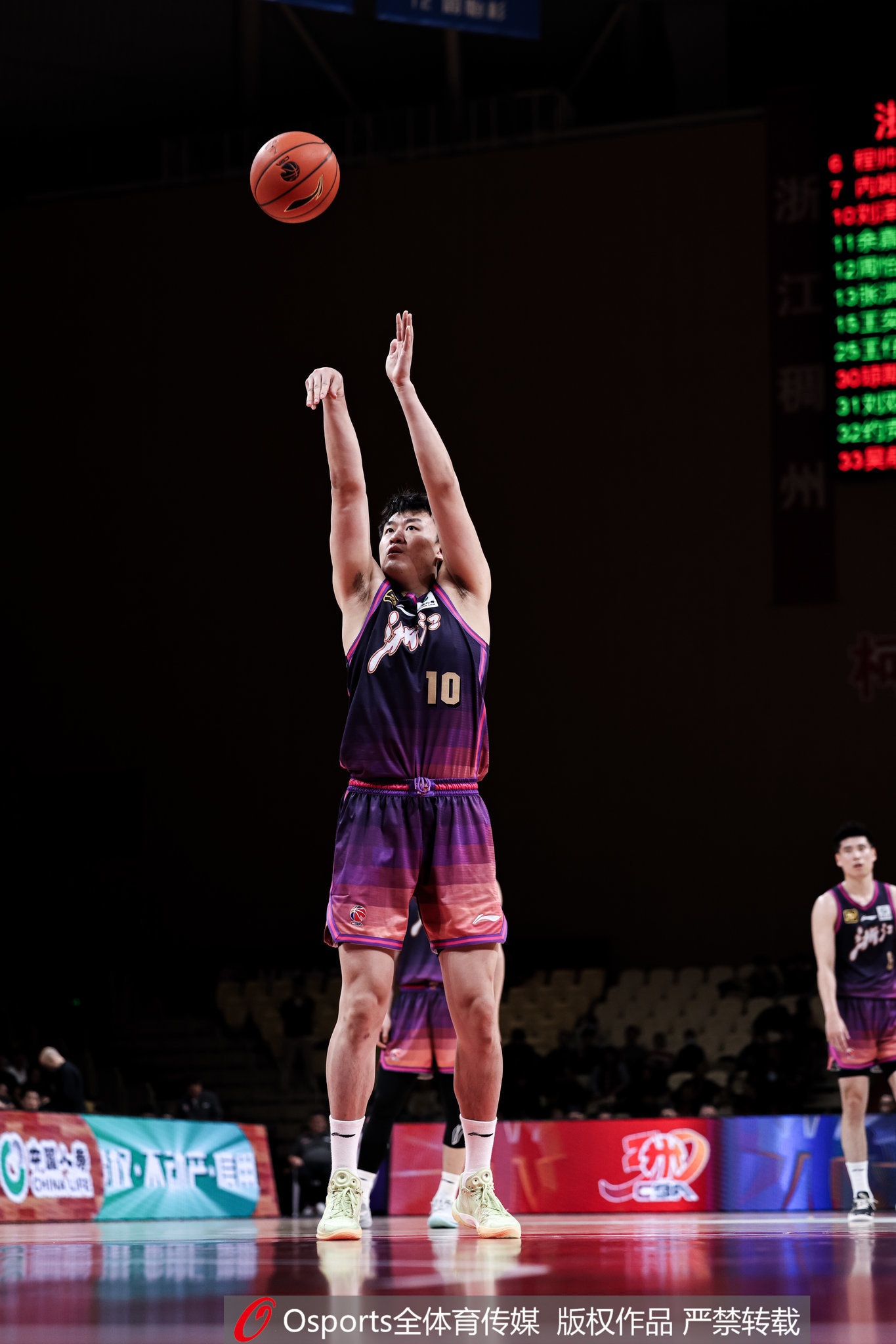 高效替補(bǔ)！劉澤一13投7中&罰球4中3得18分7板 得分并列全隊(duì)最高